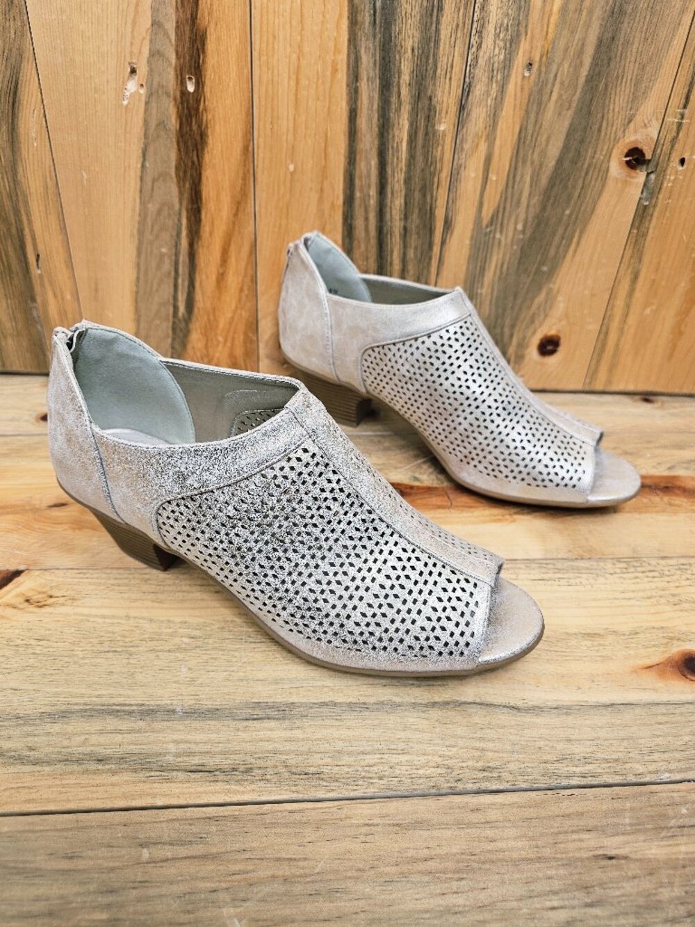 Easy Street Metallic Perforated Peep-Toe Booties Heel Size 9 - Picture 2 of 7